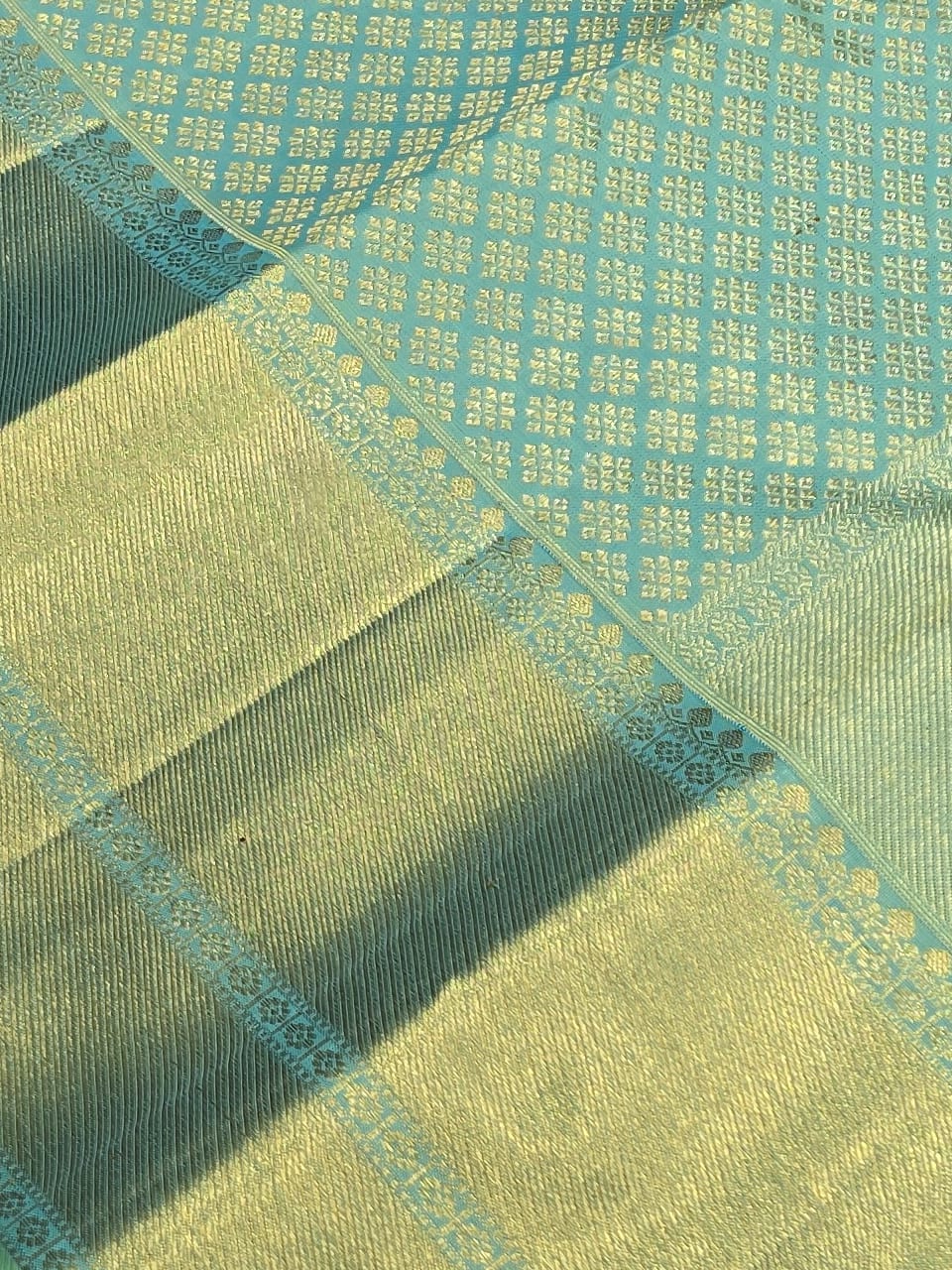 Handloom Rama Green Silk Saree — view 4